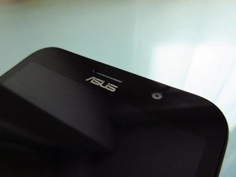 正面上部には受話レシーバーとインカメラのほかに通知ランプや近接センサーなどがレイアウトされている