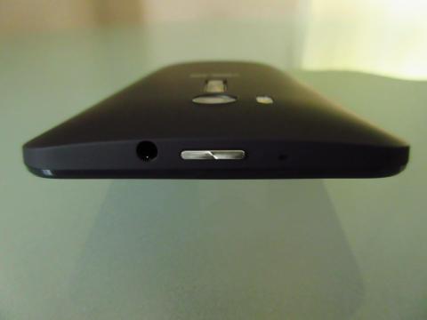 電源ボタンは本体上部にありヘッドホンやマイクもレイアウトされている