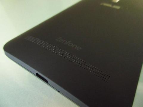 スピーカーは背面の下部にある