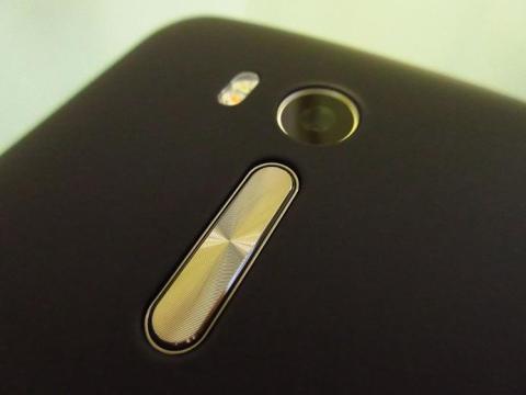 本体正面の下にはタッチキーで戻る・ホーム・タスクキーが用意されている