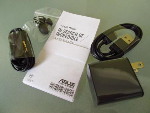 付属品が充実しているのであとは SIM カードを用意するだけ