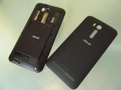 2 つの microSIM カードスロットと microSD カードスロットが備わっている