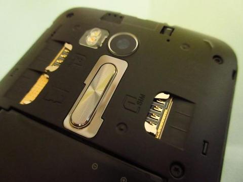 各スロットは内部の上部に備わっている