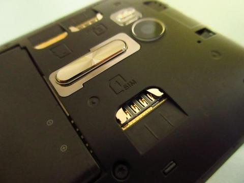 SIM カードスロット 1 は右側