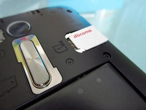 スロット 1 は右側に備わっている