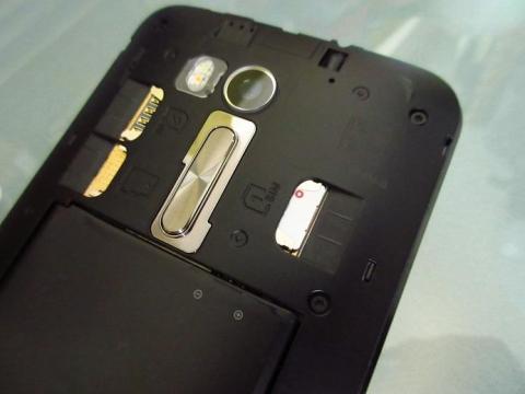 スロット 1 の SIM カードスロットに SIM カードを挿入したところ