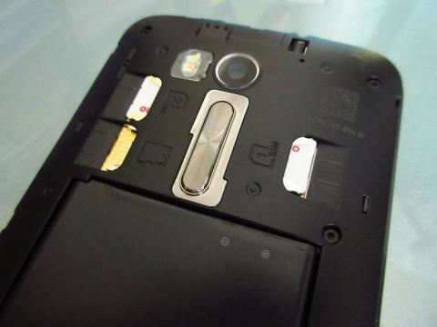 もちろん 2 つのスロットに SIM カードを装着してもよい