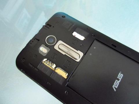 SIM カードの装着が完了したらバックパネルを閉じて設定を始めよう