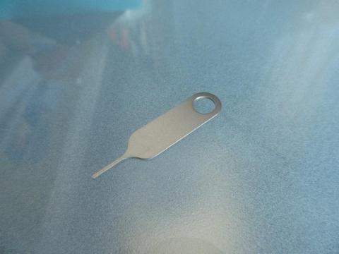 特別なツールを使わなくても SIM カードを装着することができる