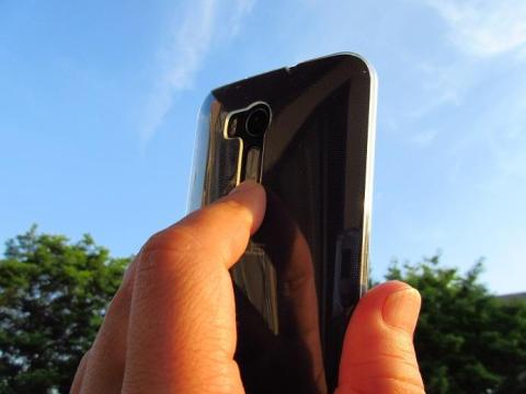 背面にあるボリュームボタンはカメラ使用時にはシャッターボタンとしても使用することができる