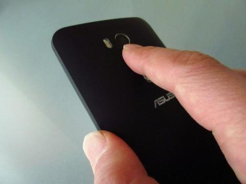 自然にボタンに触れて簡単に操作できる