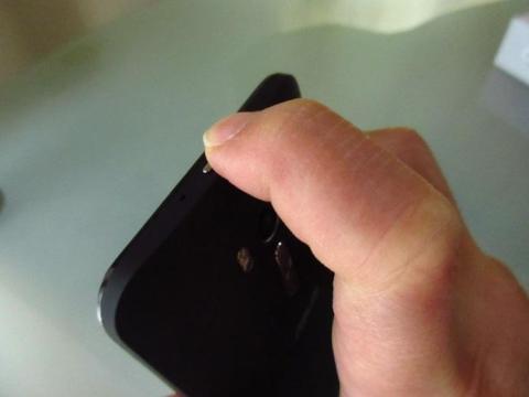 ロックを解除する電源ボタンも片手で操作しやすい