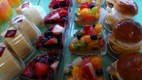 ショーケースの中のケーキ(オートで明るさを -0.6 で撮影)