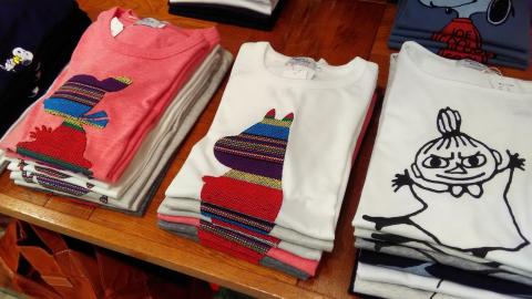 棚の T シャツ(オートで明るさを -0.6 で撮影)