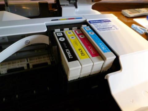 インクは、4色独立カートリッジ