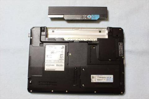 バッテリーを外す