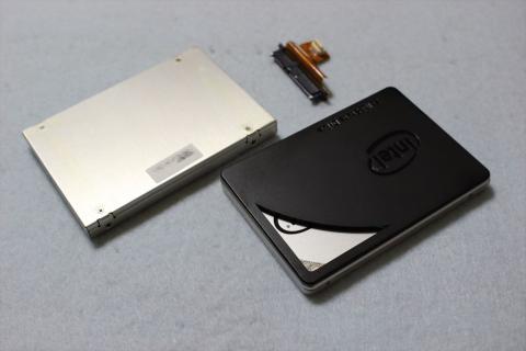 SSDにスペーサを貼り、9mm厚に合わせる