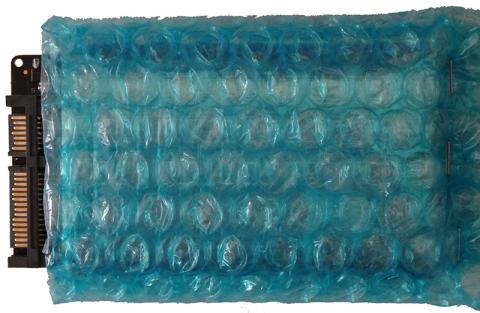 更にエアキャップで包む(この時Micro SATA > SATA変換コネクターを装着)