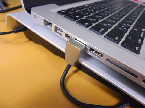 出っ張らないケーブルに