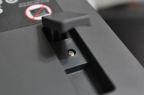 隠れているネジ