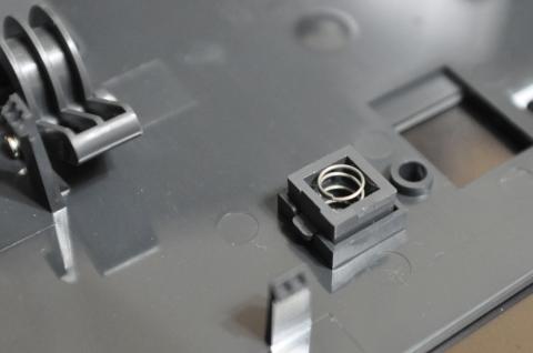 電源ボタンのスプリング