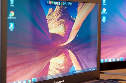 斜めから見たU300sの液晶パネル