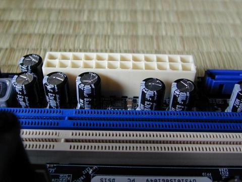 主要箇所には国内メーカーのコンデンサを使用