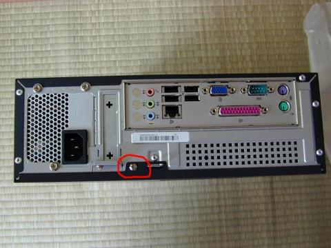 背面のネジを外す