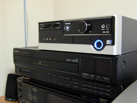 AV機器に溶け込むデザイン