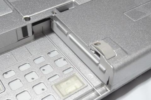 蓋をつけてネジをしめます