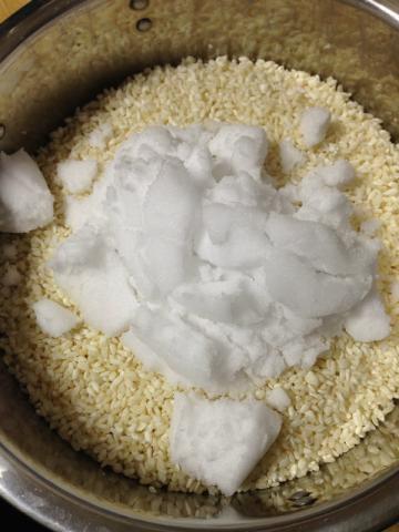 塩を入れて混ぜ混ぜします