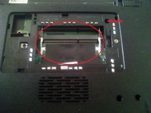 メモリソケット横のネジ