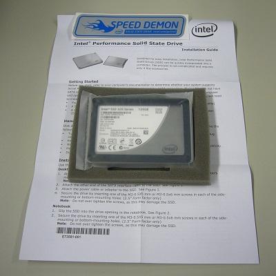 中身です。SSDはスポンジの緩衝材で保護されています