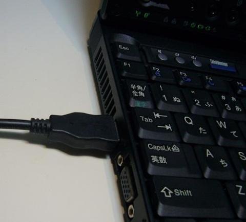 アダプターとPCの接続はUSBで