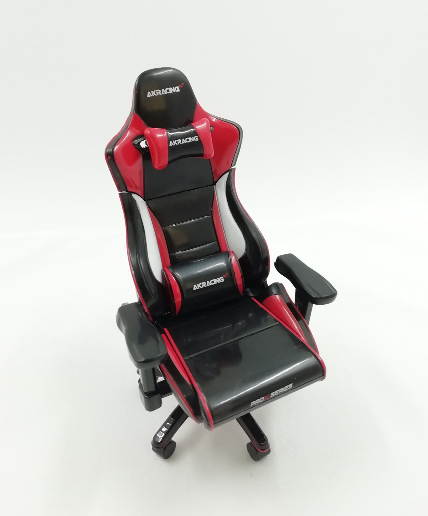 Akracingのゲーミングチェアを1 12スケールに Akracing 1 12 Pro X V2 12個入りboxのレビュー ジグソー レビューメディア