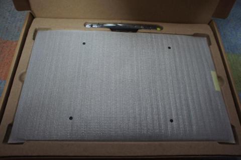 ビニール袋に包まれたタブレット本体とペン