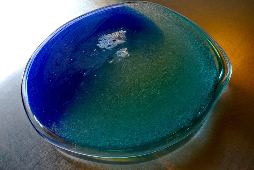 名工稲嶺盛吉作 沖縄の青い海を彷彿とさせる泡皿 - 泡皿 宙吹きガラス工房のレビュー | ジグソー | レビューメディア