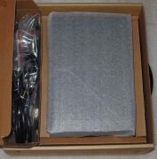 右側が本体、左側が付属品(ACアダプタ、電源ケーブル、LANケーブル、マニュアル、HDDトレイロック用のキー)