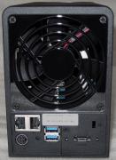 背面(大型FAN、電源ポート、RESETボタン、LANポートx2、外付けHDD用のUSB3.0ポートとeSATAポート、Kensingtonロック用スロット)