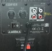 右列のRCA端子に付属のAUX接続ケーブルをつなぎます