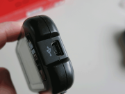 画面向かって右側(USB差込口)