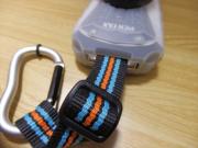 ストラップ部分も最小限の開口。