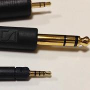 手前がヘッドホン側(ねじ込んで固定)