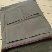 フラップに隠れたポケット