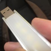 上からアップ。うっすらLEDが見える
