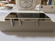 左側面:microUSB、microSD、SIMスロット。すべてフタ付き