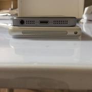 下面:スピーカー?とストラップホール