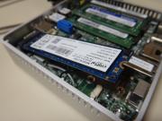 SSDはコネクタに対して斜めに差し込む