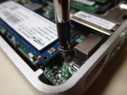 SSDをネジで挟み込んでネジ止め