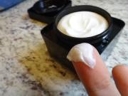 ワックスを指にとったところ